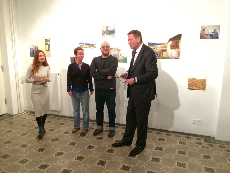 De gauche à droite : L’artiste Camille Carbonaro, les galeristes Annabel Werbrouck et Fabrice Havenne, le Délégué général Alexander Homann © Fotofabrik